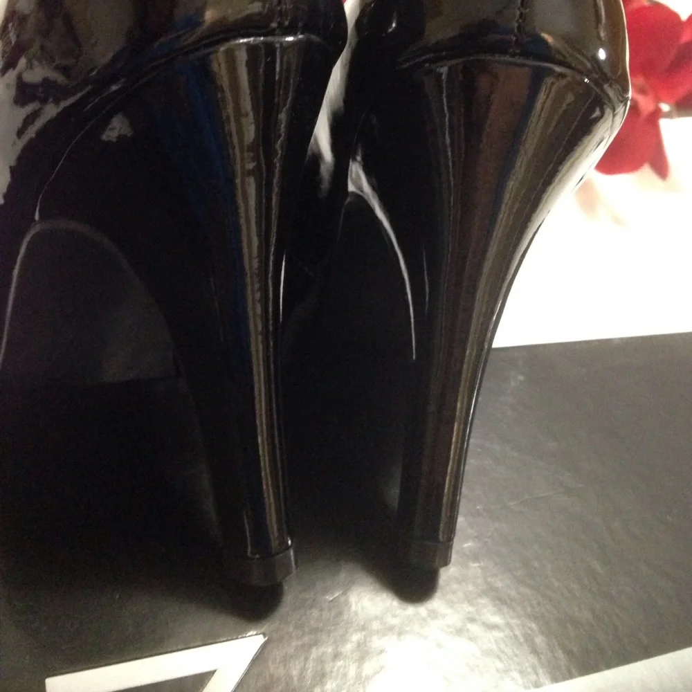 NEW 4 inch Stiletto Heels Peep Toe Pumps Black Patent New Directions Bella 6.5M